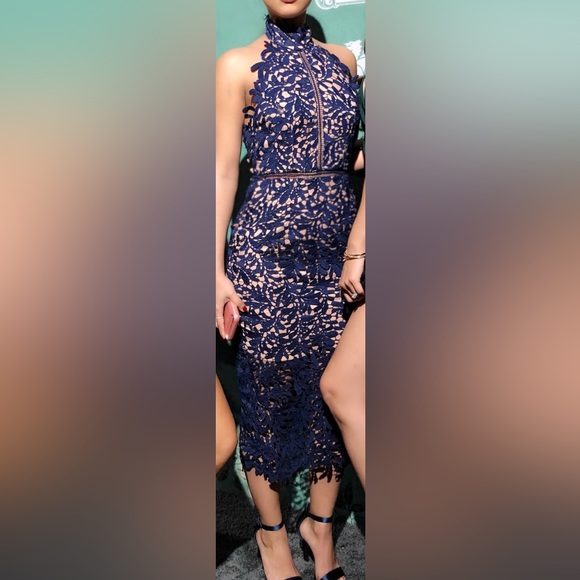 Lulu’s High neck backless dress in guipure lace - Picture 2 of 7